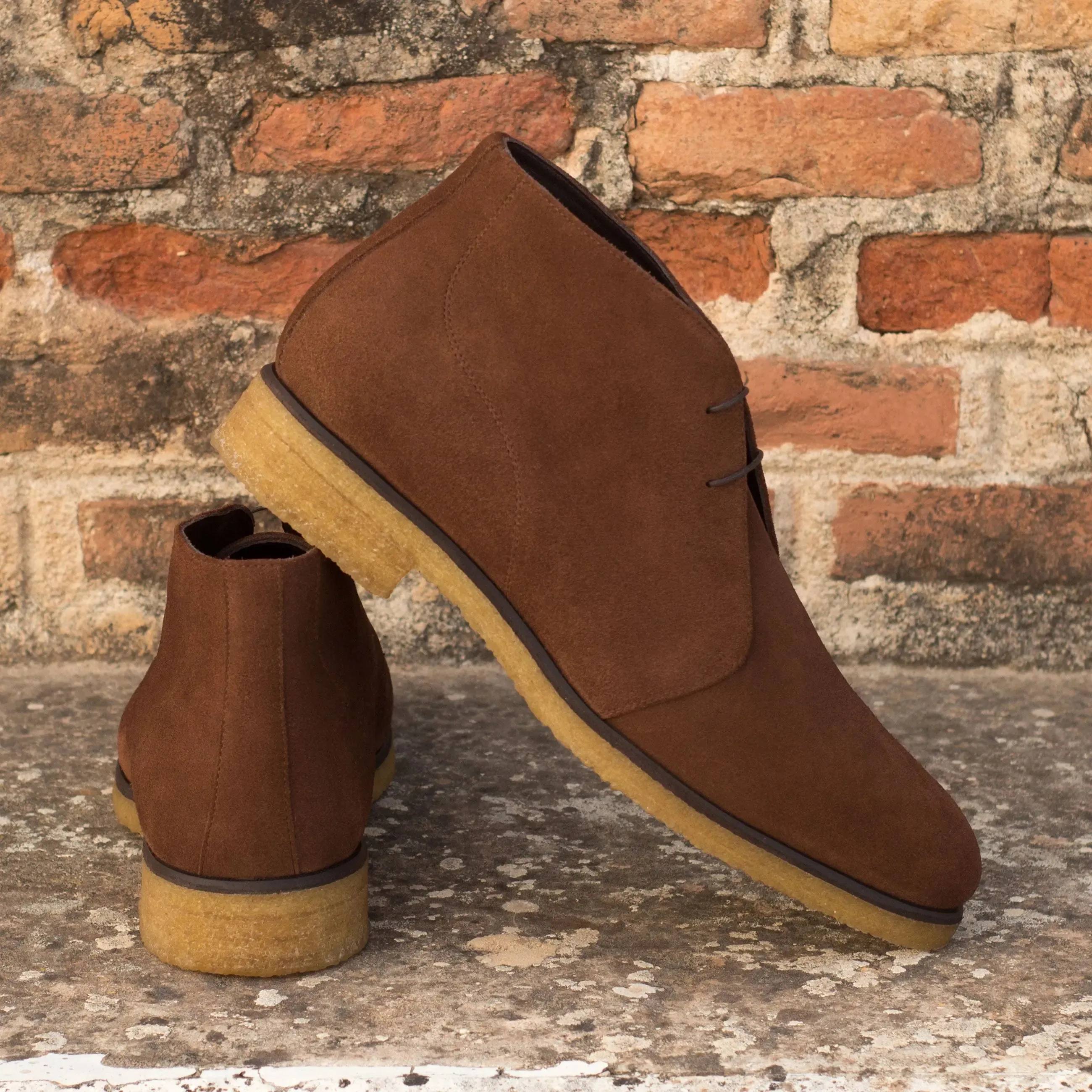 DapperFam Vivace in Med Brown Men's Lux Suede Chukka