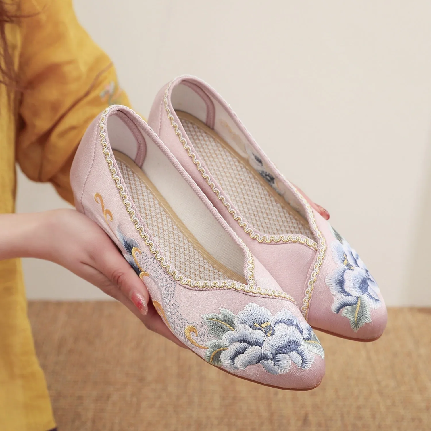 Women's Antique Pointed Old Beijing Mid Cloth Heels